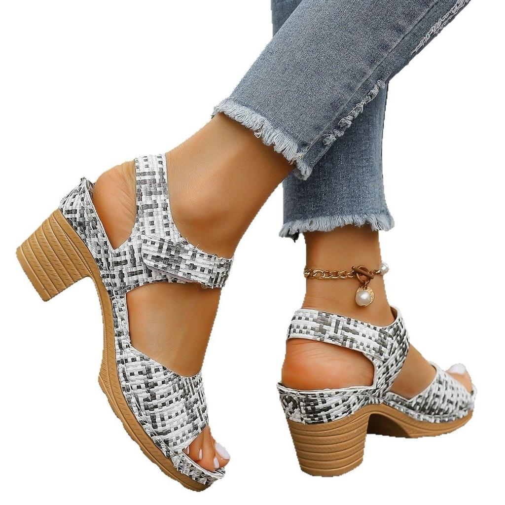 Large size thick high-heeled sandals for women in the summer of 2025, the new TEUM explosion, light outer sandals for women