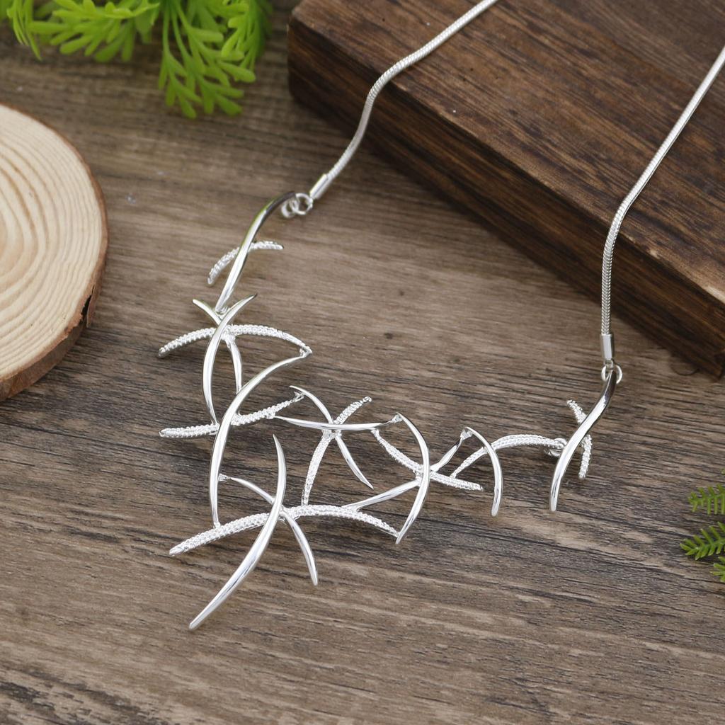 New Irregular Glossy Leaf Necklace, Ladies Premium Geometric Leaf Necklace