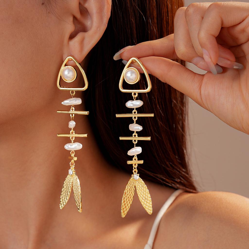 European and American exaggerated metal sense imitation pearl triangle fish-shaped silver needle earrings, unique personality niche earrings