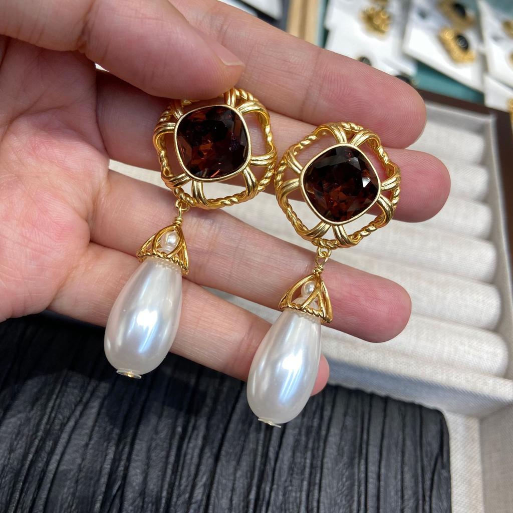 Medieval Vintage Flower Water Drop Earrings Light Luxury High Sense Retro Court Style Stud Earrings Temperament Earrings