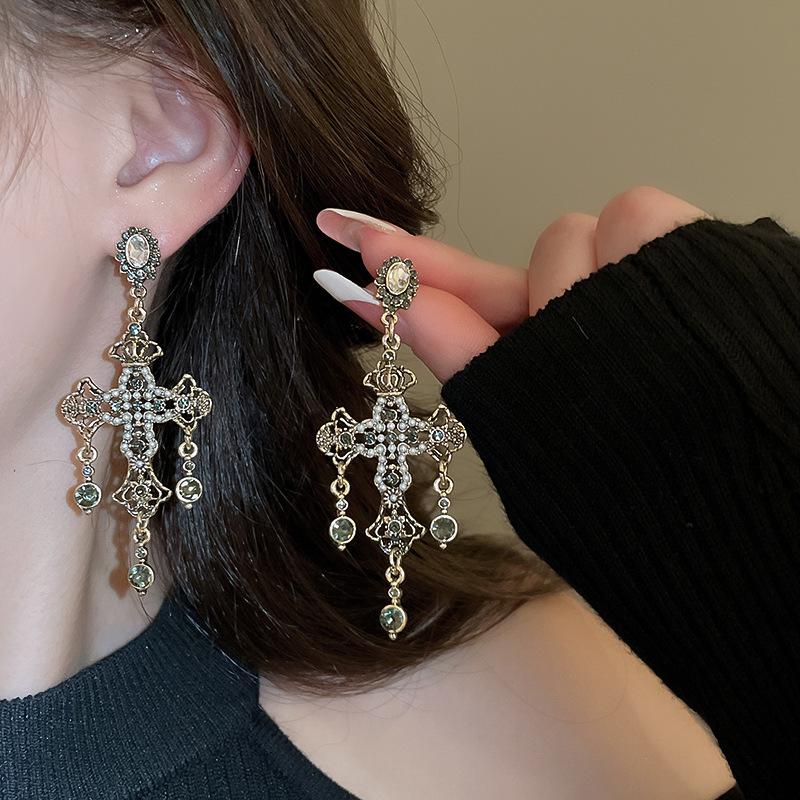 Srebrne Kolczyki Sztyfty z Kwiatem Czarnego Diamentu i Geometrycznym Frędzlem - Elegancki, Luksusowy, Wysokiej Klasy Design dla Kobiet