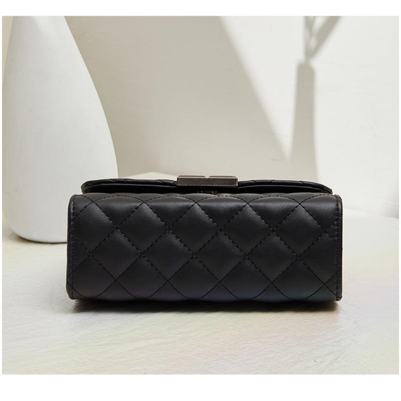 Everyday Shoulder Bag with Simple Design