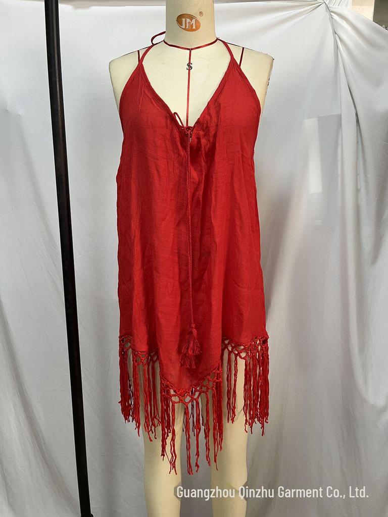 Letnia narzutka na bikini z frędzlami – jednokolorowa sukienka na wakacje na plaży