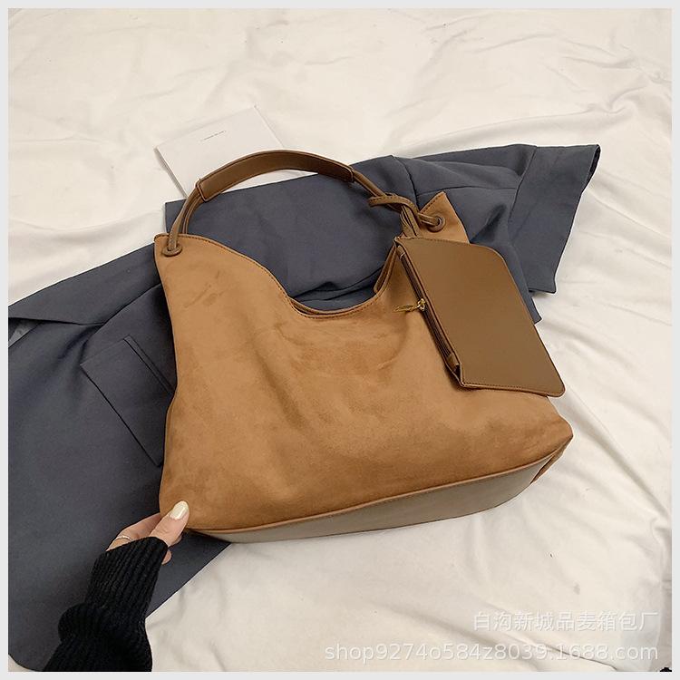 

Commuter to work Large capacity tote bag Women s 2025 Autumn and winter retro fashion casual shoulder bag retro underarm bag коричневий