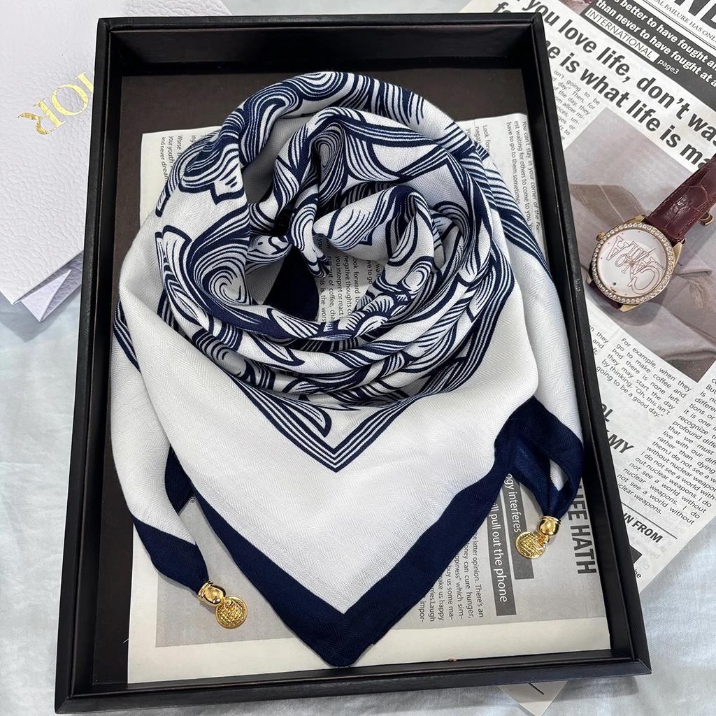 Lightweight Neck Scarf with Magnetic Buckle and Printed Triangular Design