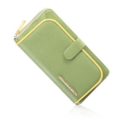 United Colors of Benetton: Increase Your Fortune with This Lucky Color Wallet Made with High-quality Japanese Leather. Features a Large Capacity, Smar
