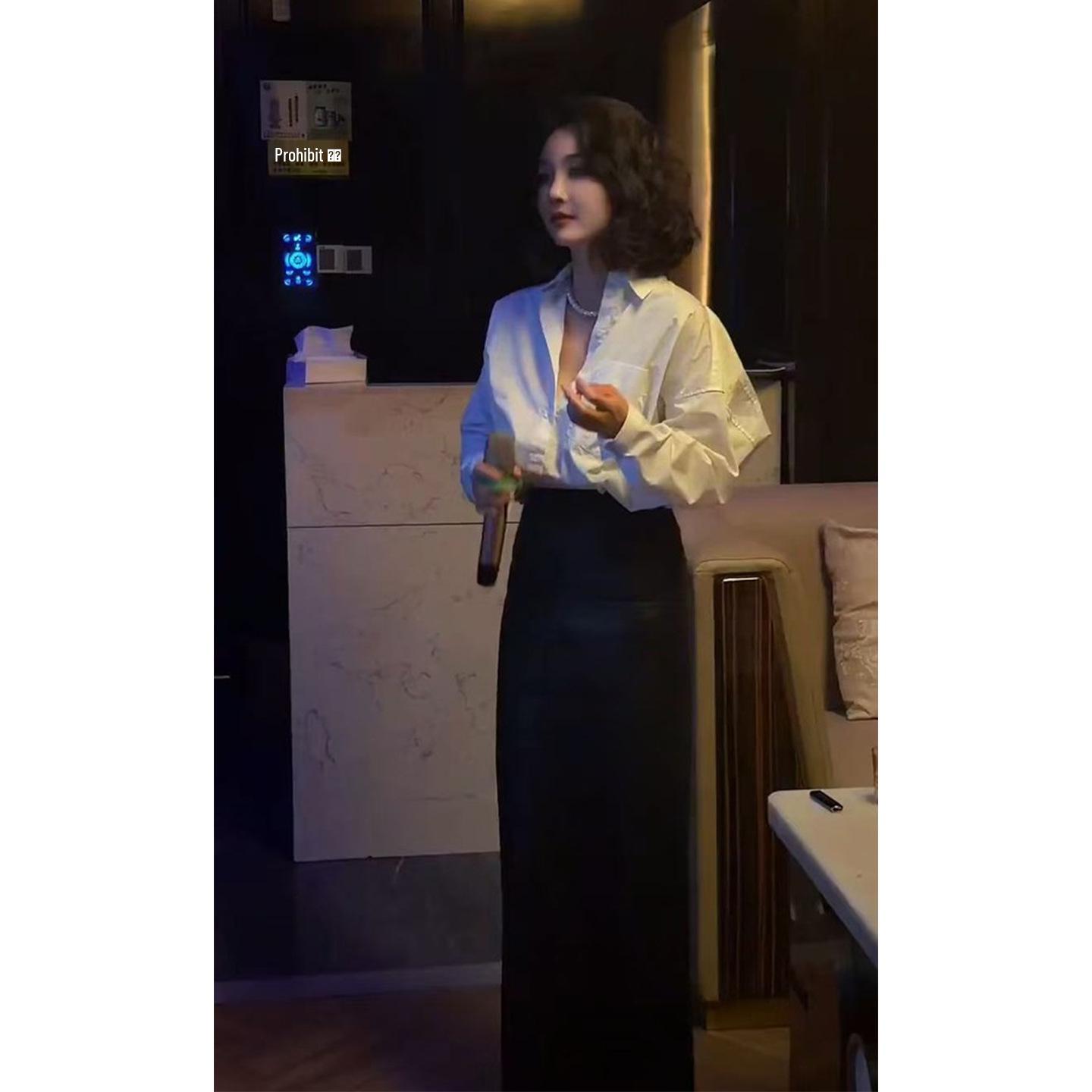 

Popular Women s Winter Outfit: Stylish Retro Slimming Long-Sleeve Top and High-Waisted Skirt Set S