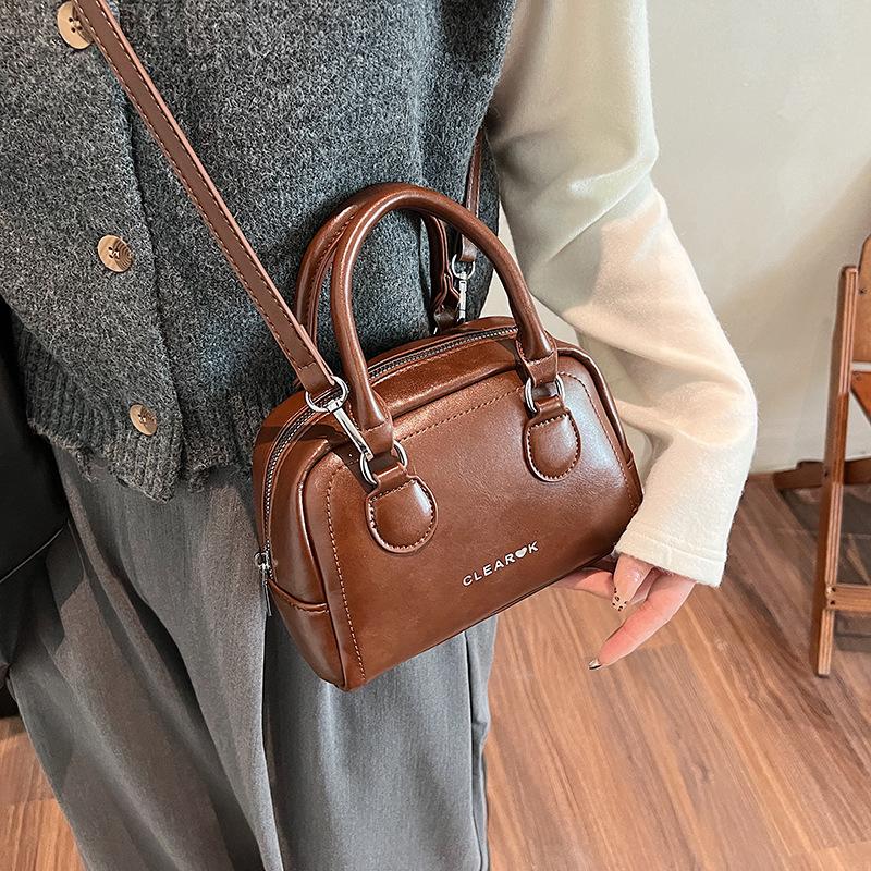 2025 New Women's Bowling Bag One Shoulder Crossbody Bag Portable Toast Bag Fashion Large Capacity Pillow Bag