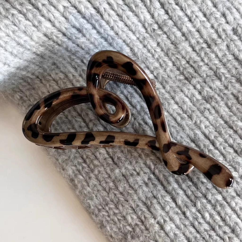Irregular Hollow Out Hair Claws Clips Women Girls Large Heart Shape Crab Hair Clamps Barrettes Clips Hair Accessories