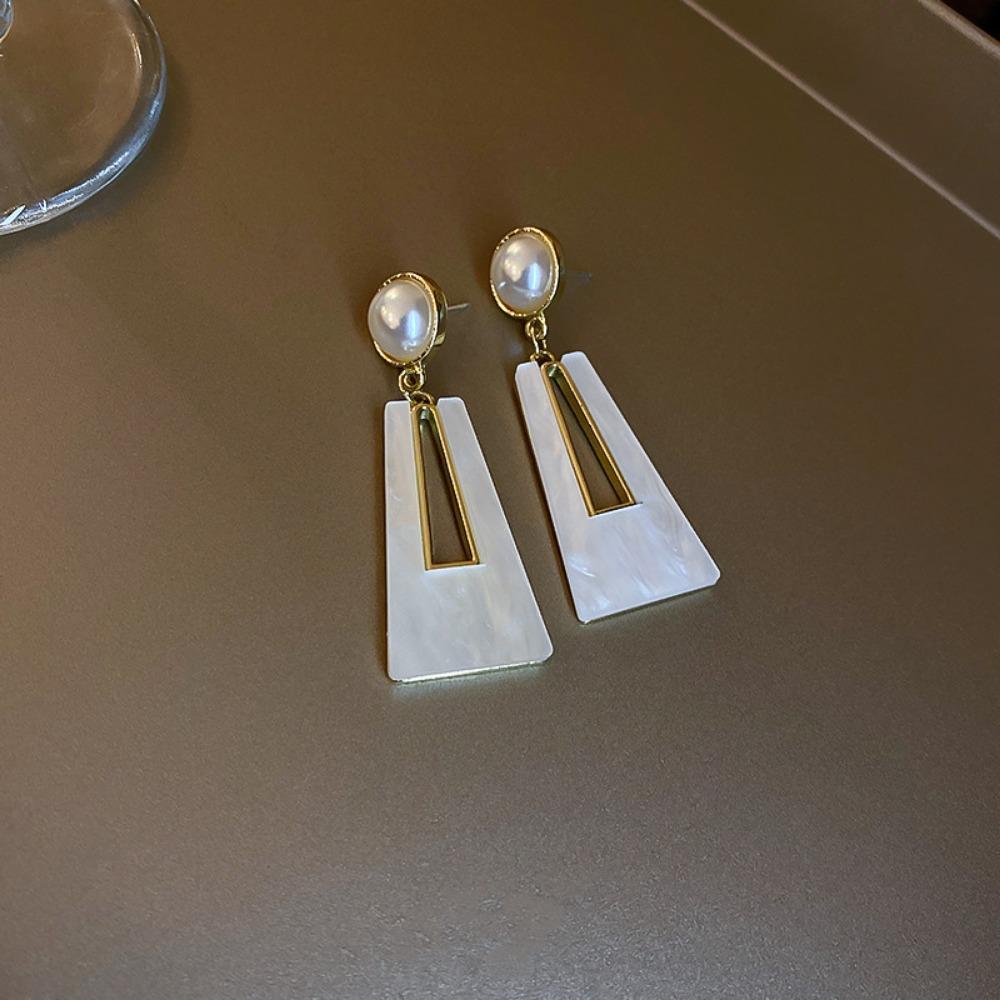 Silver Needle Retro Flower Pearl Earrings French Niche Stud Earrings Light Luxury High-end Earrings Women