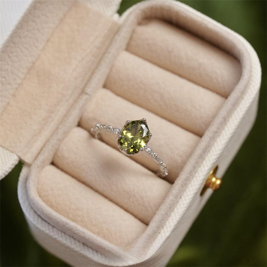 French Retro White Olive Green Zircon Ring, Women s Light Luxury High-end Index Finger Ring, Elegant and Shining Exquisite Ring.