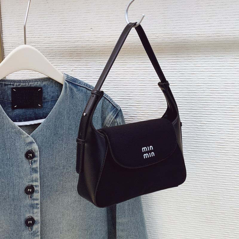 

2025 autumn new simple solid color casual portable shoulder messenger bag niche high value temperament small square bag women чёрный