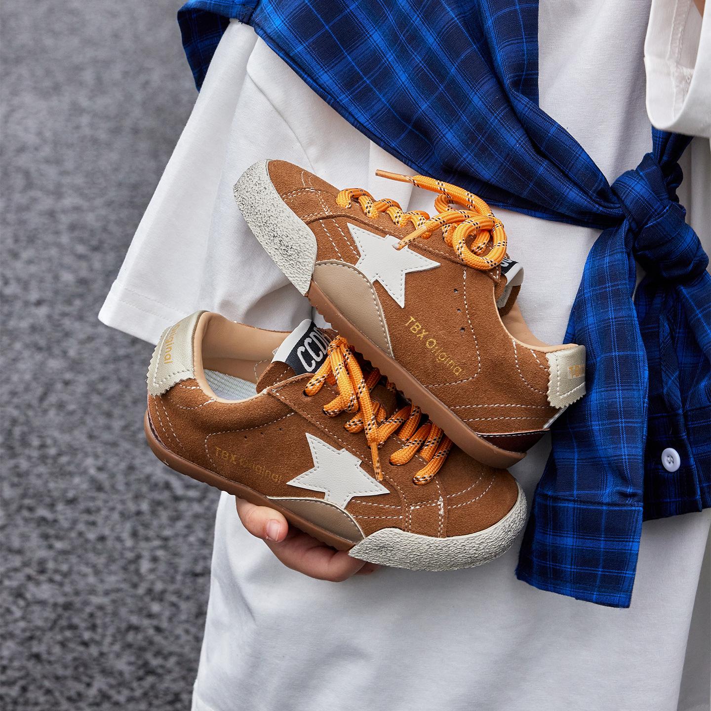 

Детская спортивная обувь 2025 осень и зима новая обувь для скейтборда со звездой для мальчиков зимняя бархатная мягкая подошва повседневная модная обувь для девочек 22-25 yards, 4 pairs in one hand