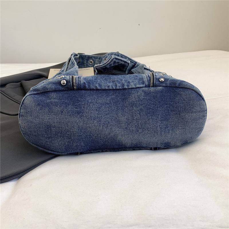 Lässige Denim-Hobo-Tasche mit Metallschnalle und Reißverschluss-Details