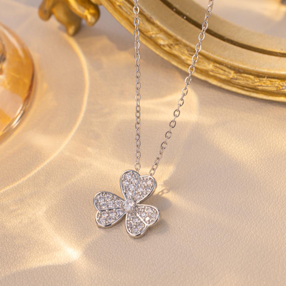 Light‑Luxury Love‑Shaped Three‑Leaf‑Petal Titanium‑Steel Women Necklace, Diamond‑Inlaid High‑End‑Designed Versatile Collarbone Chain Jewelry