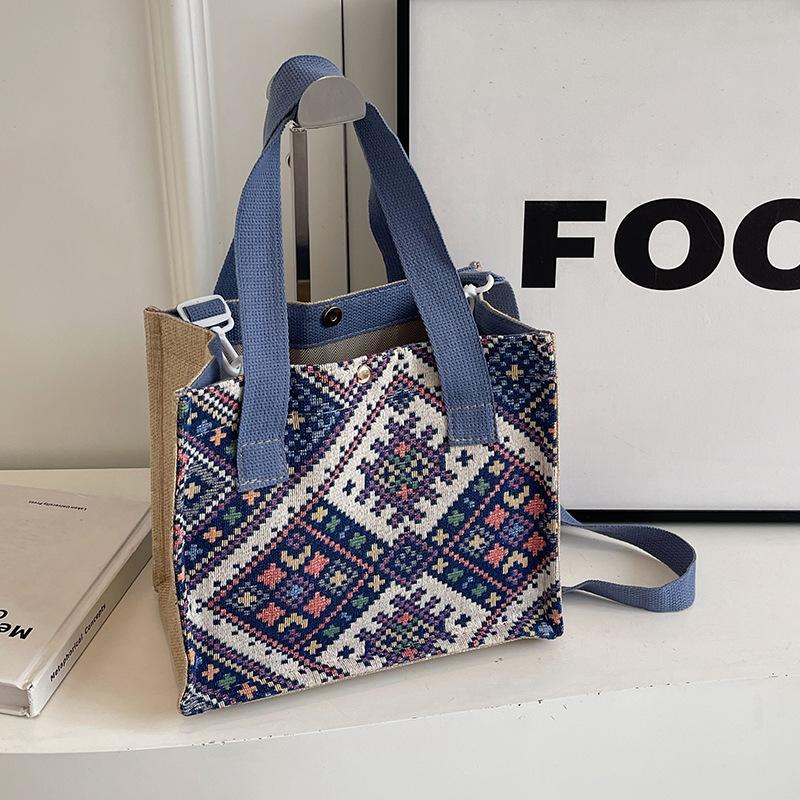 Hochwertige kleine Tasche im Ethno-Stil für Damen. Neue trendige Umhängetasche für Damen. Modische, vielseitige Schultertasche für Damen.