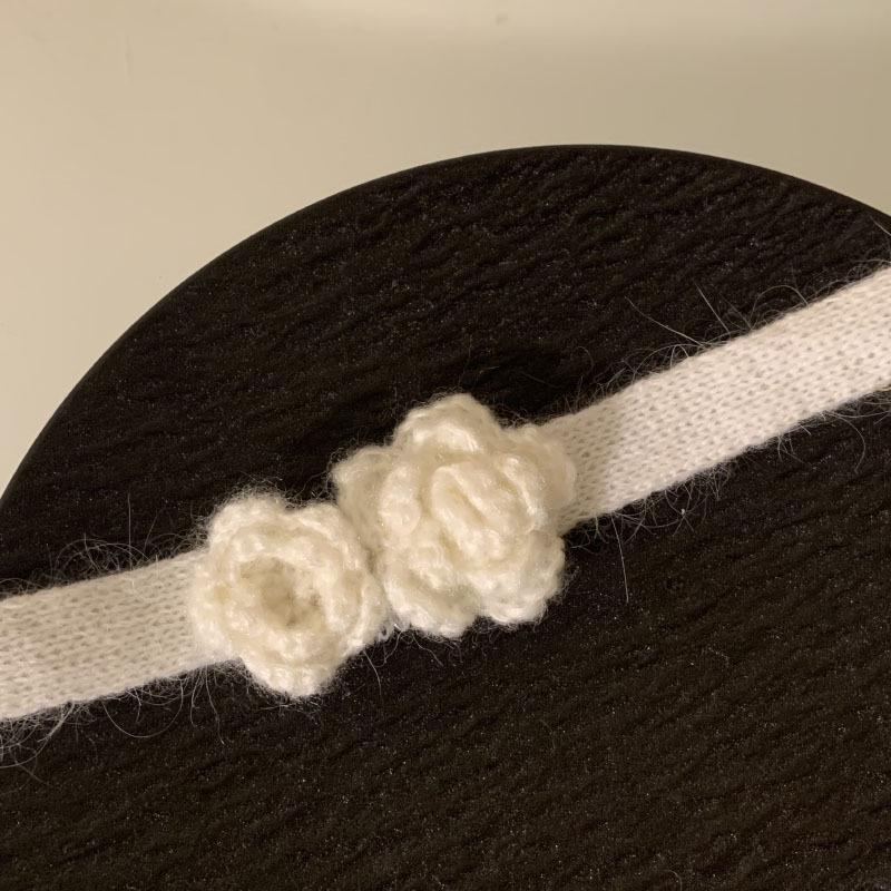 Elegant Minimalist Knitted Flower Choker Necklace - Versatile High-End Women's Jewelry