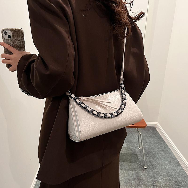 

Chic City Minimalist Chain Armpit Pillow Bag Women s Bag 2024 New Spring Single Shoulder Crossbody Bag білий