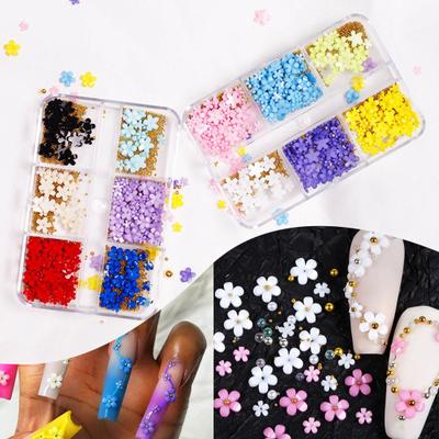 Nail art – Strass e decorazioni per unghie