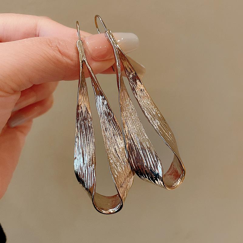 

Metal long irregular twisted ear buckles European and American exaggerated design earrings niche high-end earrings women