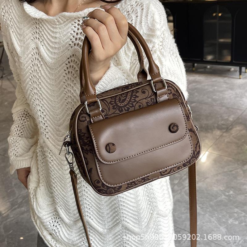 New Trendy Portable Small Square Bag Fashionable Versatile Shoulder Messenger Bag Large Capacity Light Commuter Bag Women