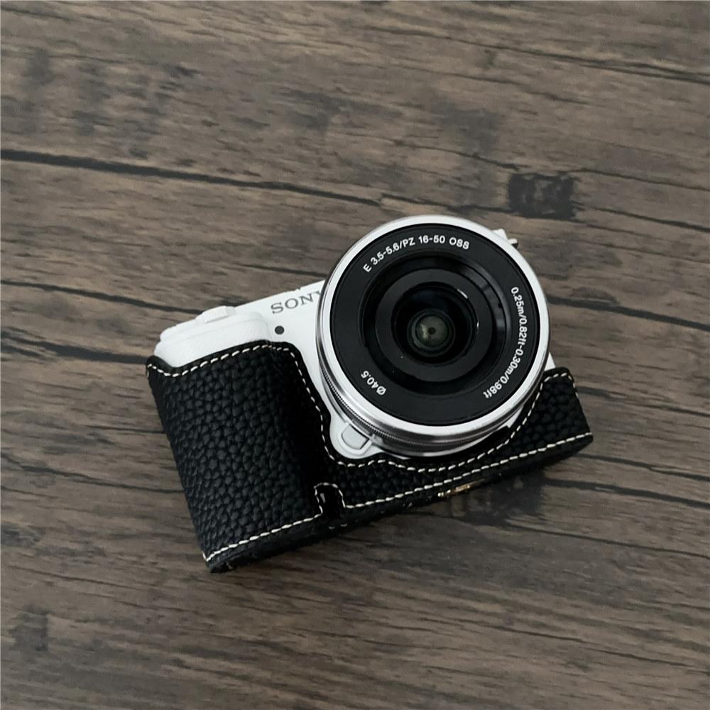 Handgefertigte PU-Leder Kamera Halbtasche für Sony ZV-E10 ZVE10 mit Bodenöffnung Körperabdeckung