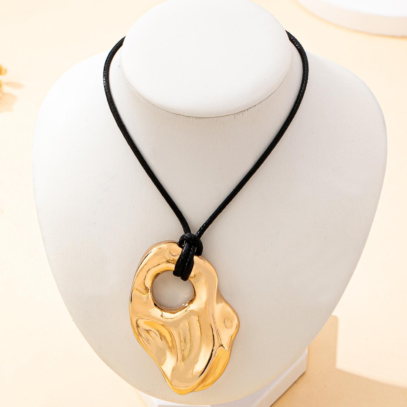 

A Women s Pendant Necklace with an Irregular Geometric Pendant, Stylish and Simple, Suitable for Autumn and Winter Wear