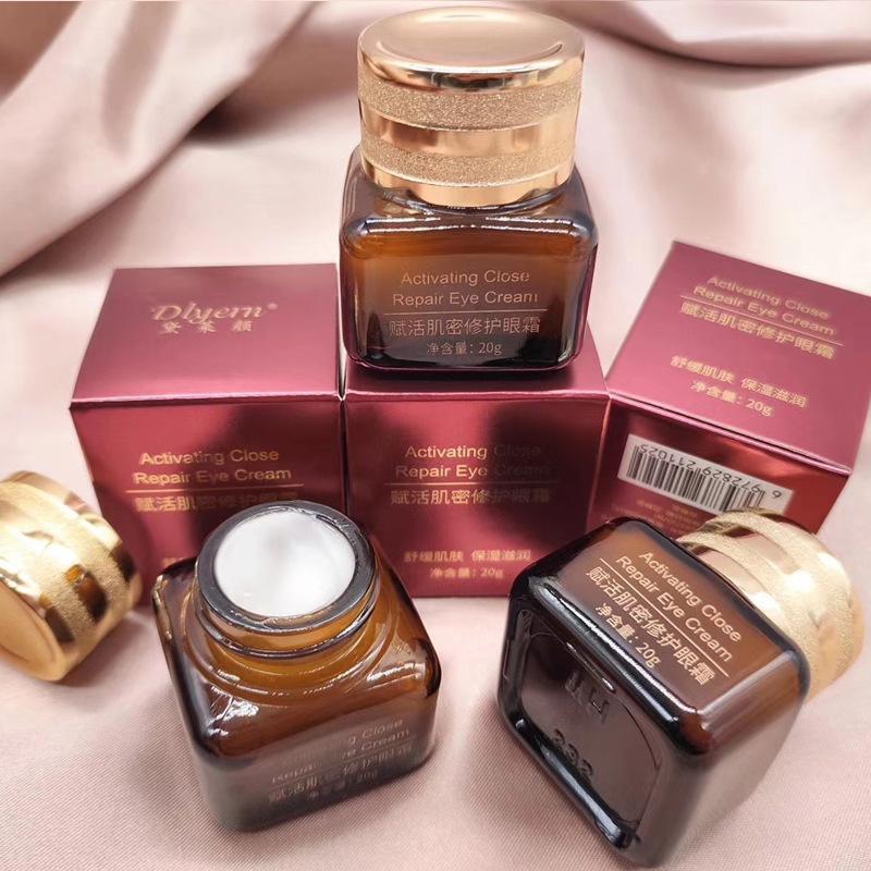 

Роскошный крем для глаз в маленькой коричневой бутылочке, осветляет тонкие линии вокруг глаз, восстанавливает поврежденную кожу, увлажняет