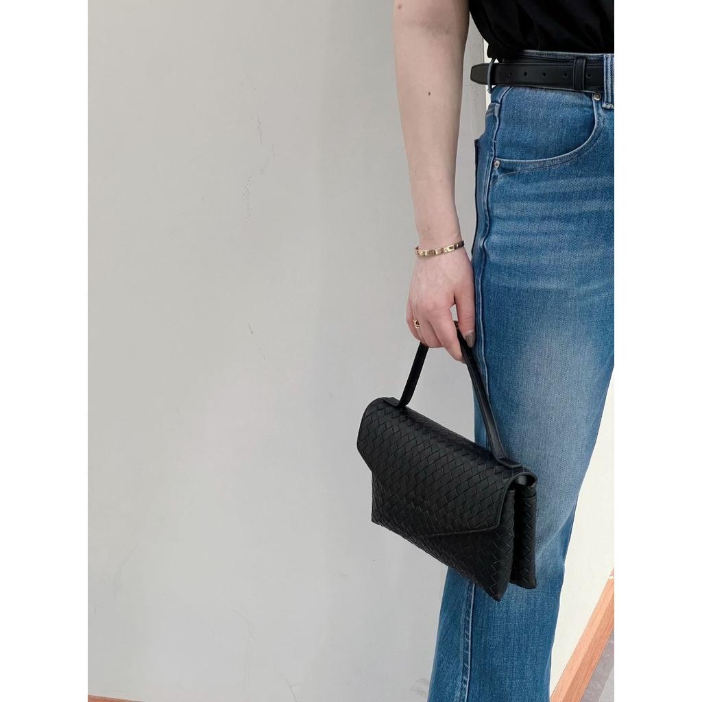 Gewebte Tasche für Damen, die gleiche hochwertige leichte Luxus-Handtasche für Abendveranstaltungen großer Marken, eine Umhängetasche in Umschlagform für Damen