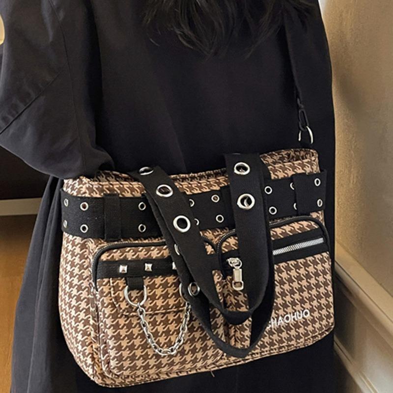Neue große karierte Nietentasche Damenmode Personalisierte Pendler-Umhängetasche Punk-Stil Tragetasche