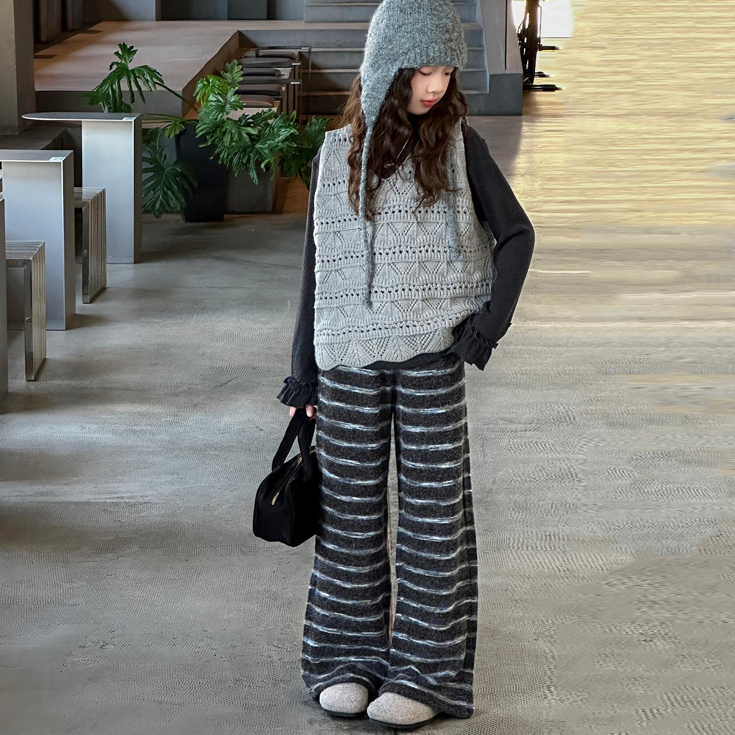 

2025 Autumn Fashion: Girls’ Korean-Style Sweater Vest & Striped Wide-Leg Pants Set 150 cm