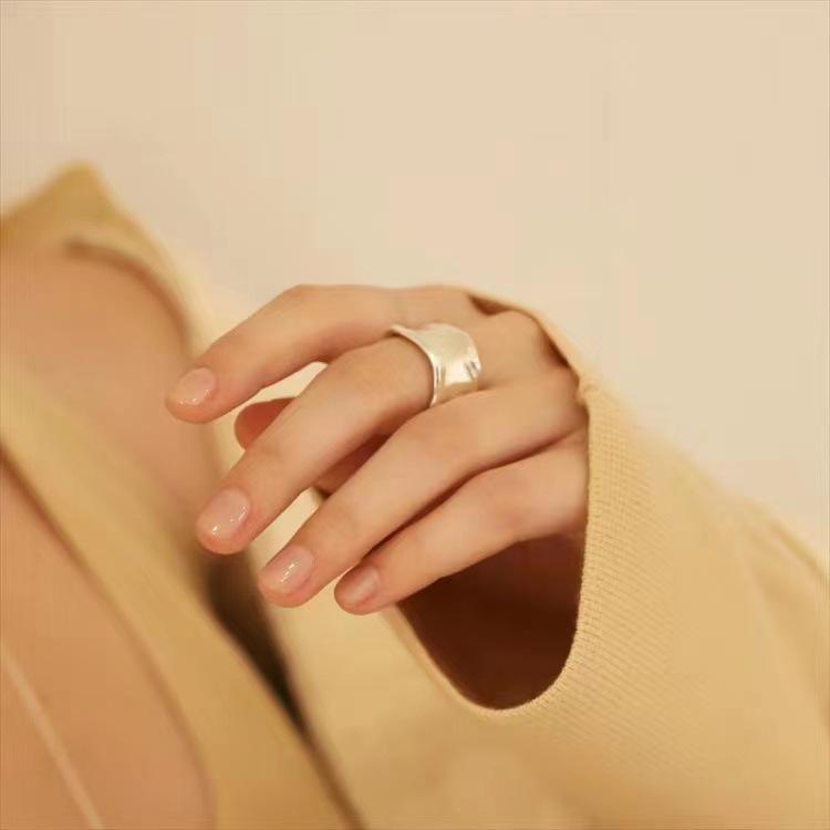 Mědí pozlacený 18karátovým zlatem otevřený prsten Matsumoto Ena: Široký, hladký povrch pro ukazováček nebo malíček