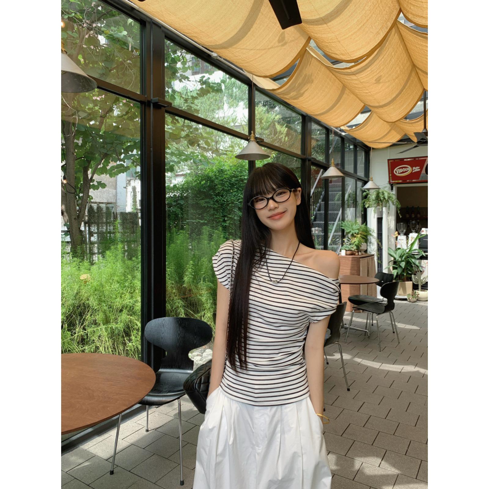 

Design slanted shoulder short-sleeved T-shirt women s summer new Spice Girl slim and thin off-the-shoulder striped student top S
