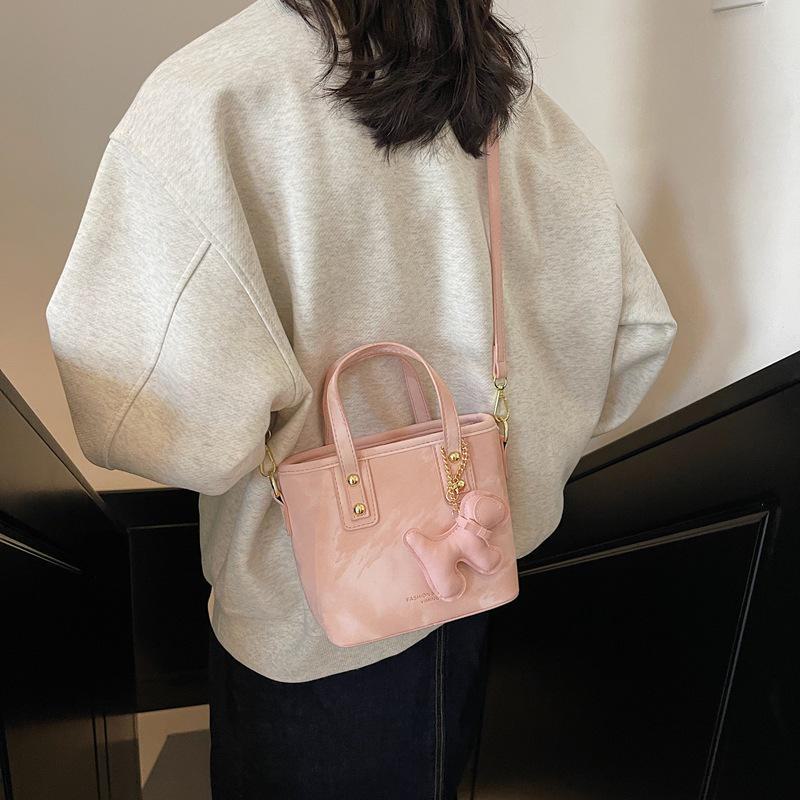 2024 Fashion Women's Crossbody Bucket Bag: Niche Design, Versatile High-End Shoulder Handbag
