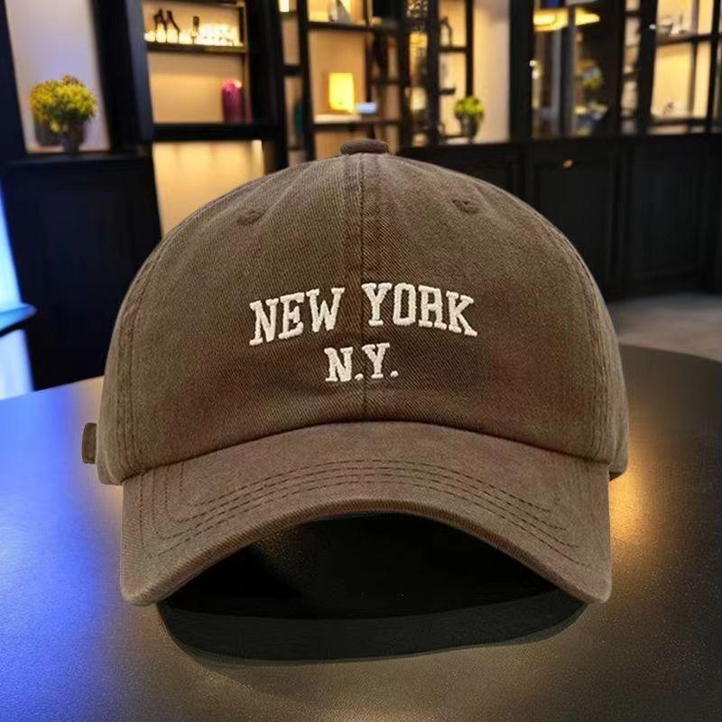 Stylish and durable embroidered letter cap, four-season men s and women s new versatile couple s baseball cap темно-коричневого