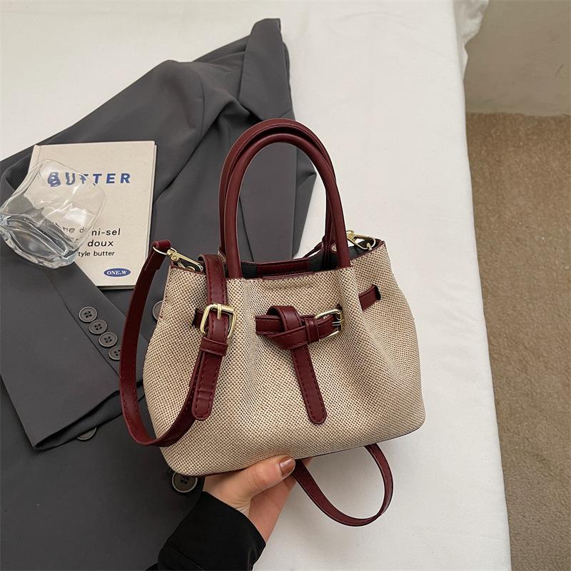 Leisure Single-shoulder Bag with High-end Texture, Retro Hand-held Feel, Fashionable Cloud-shaped Bag