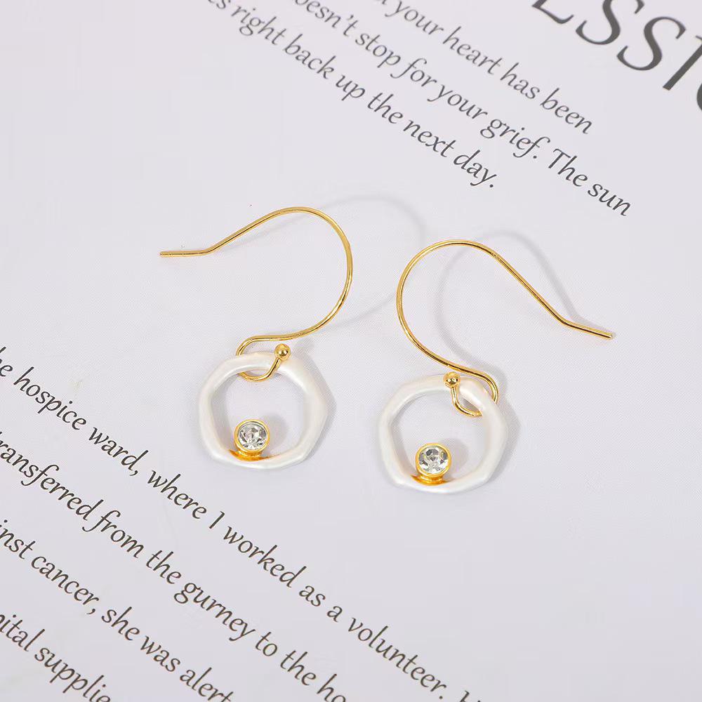 Retro Chic European & American Ear Cuffs: Women's Elegant Simple Stud Earrings