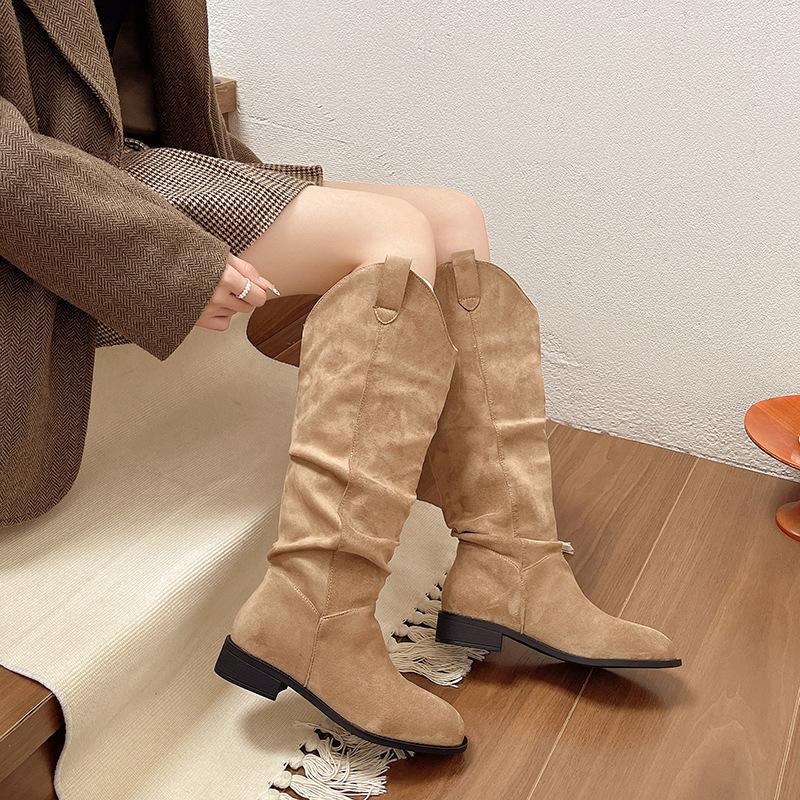 Herbst und Winter 2025 Retro Matte Plissierte Stiefel mit Raffung Damen Schuhe Maillard Braun Matt V-Ausschnitt Weitschaftstiefel