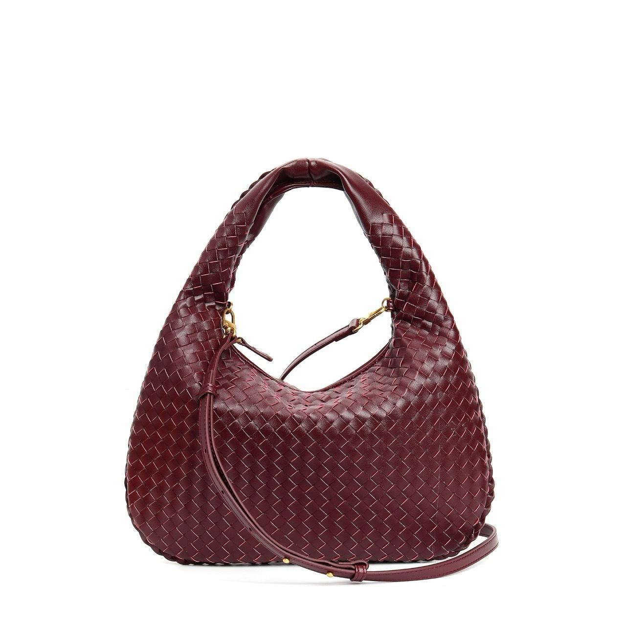 

2025 Новая сумка женская в форме полумесяца, ручной работы, сумка-пельмень, модный и универсальный стиль, сумка на одно плечо, подмышечная сумка 33x22x5cm вино красного