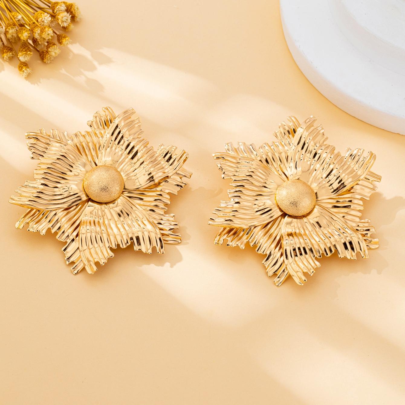 

Women s Earrings, Exaggerated Metal Snowflake Flower-Shaped Earrings, Suitable for Daily Wear and Vacation Wear