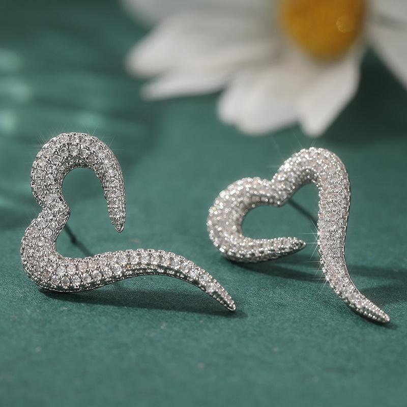 Sparking Synthetic Zircon Heart Shaped Stud Earrings for Woman Exquisite Jewelry Accessories Elegant Wedding Party Gifts
