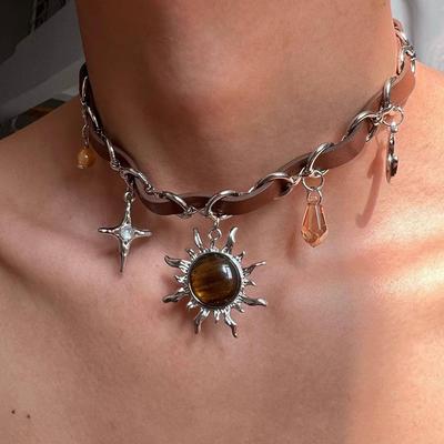 Collana Girocollo con Ciondolo a Sole in Pelle Retro Maillard da Donna