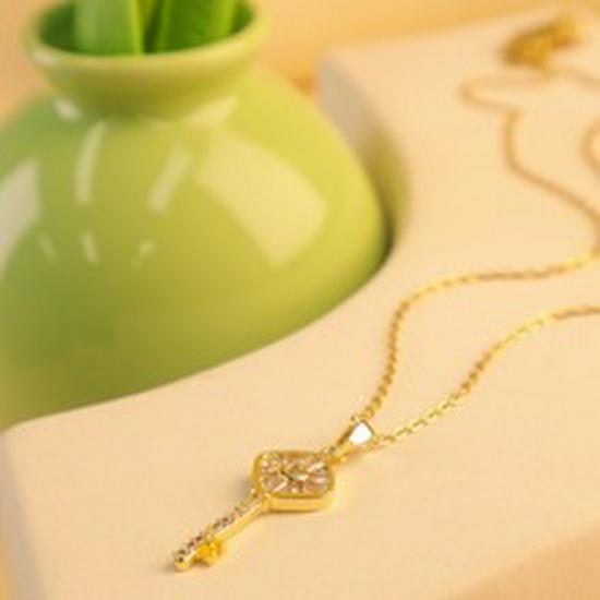Fade-Resistant Stylish Key Necklace for Women - Chic & Versatile Summer Accessory with High-End Appeal