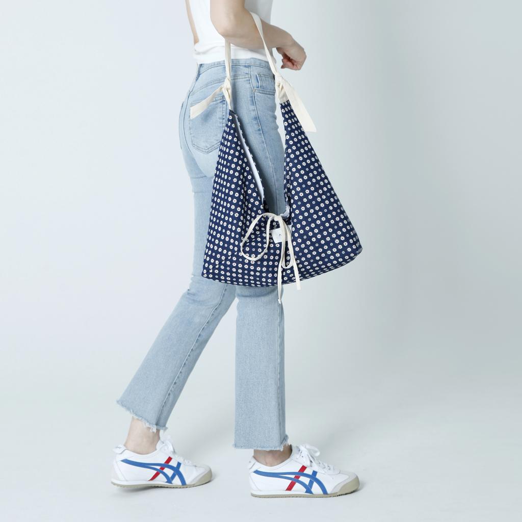 Atil Studio Denim Daisy Knot Shoulder Bag_[Dark Blue]