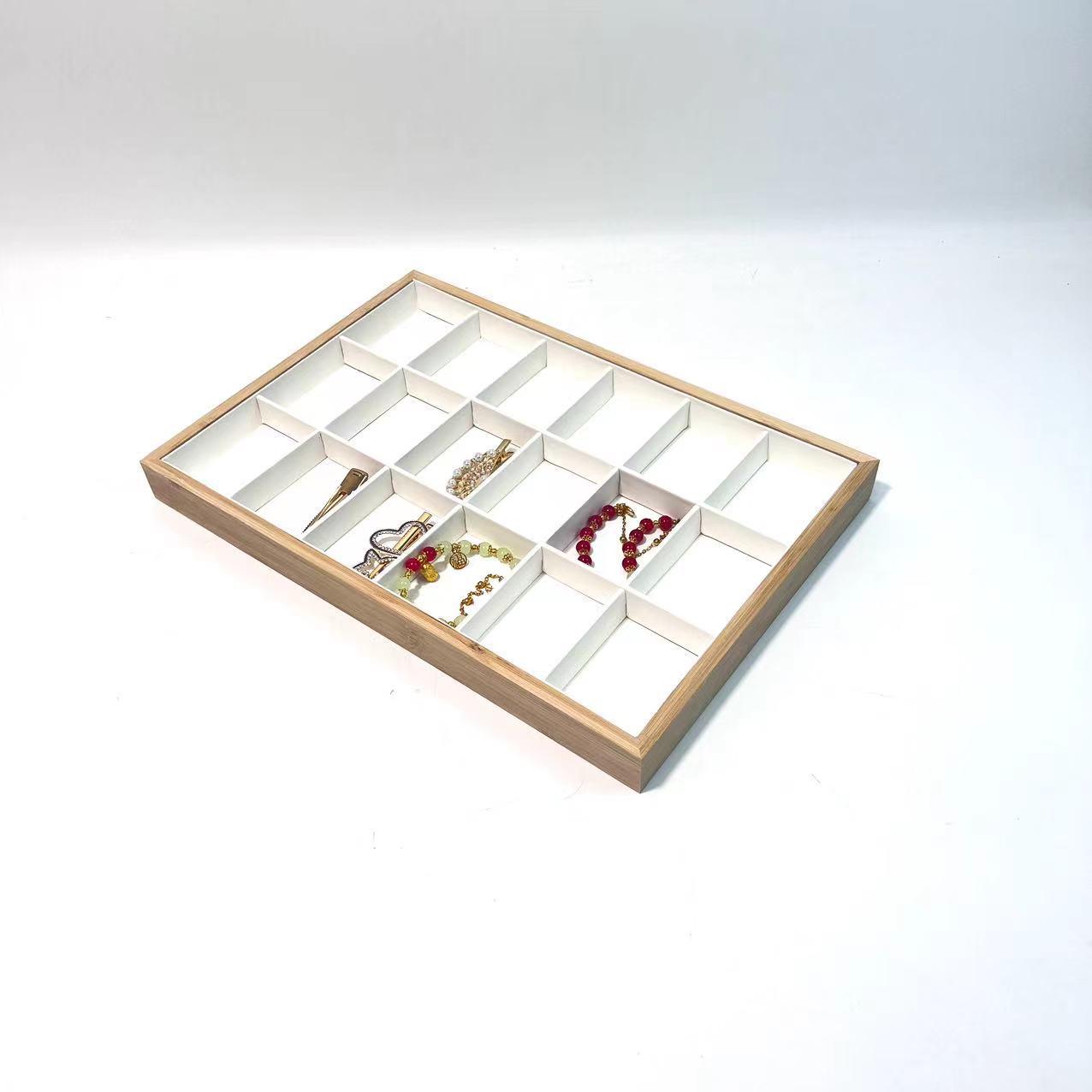 

Бамбуковый 18-секционный лоток для демонстрации браслетов и часов 35x24x3.3 cm