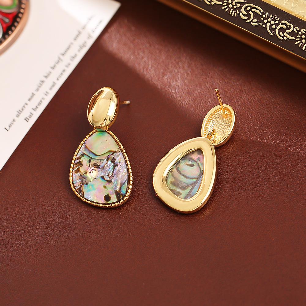 Elegante schillernde Ohrstecker aus unregelmäßig geformter Perlmutt - High-End Europäischer & Amerikanischer INS-Stil