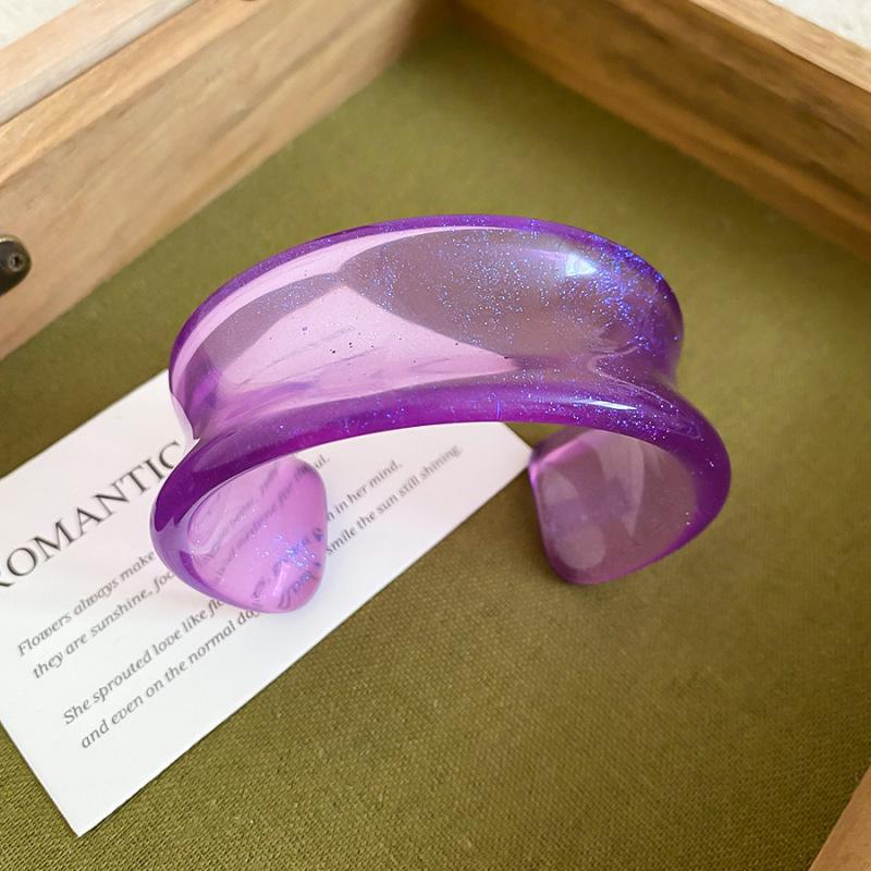 Unique Retro Resin Bracelet: Personalized Fashion Jewelry for Women