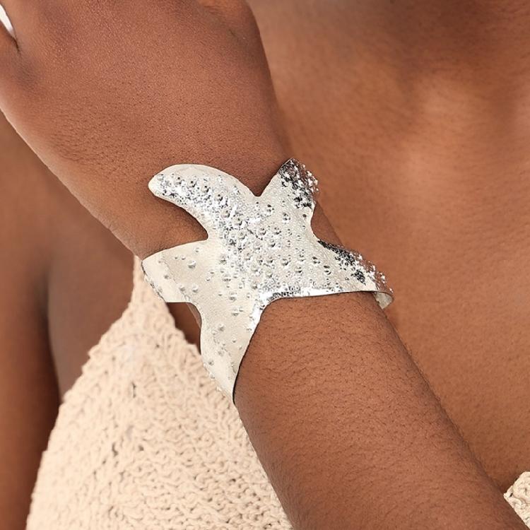 Multipurpose Gold Tone Starfish Bracelet for Trendy Women Offering Adjustable Fit and Sturdy Alloy Construction