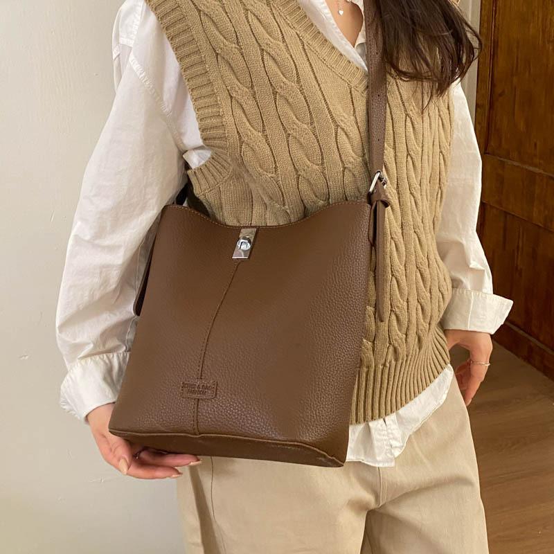IELGY Ladies Messenger Bag Trendy Retro Shoulder Large Capacity Commuter Fashion Bucket Bag