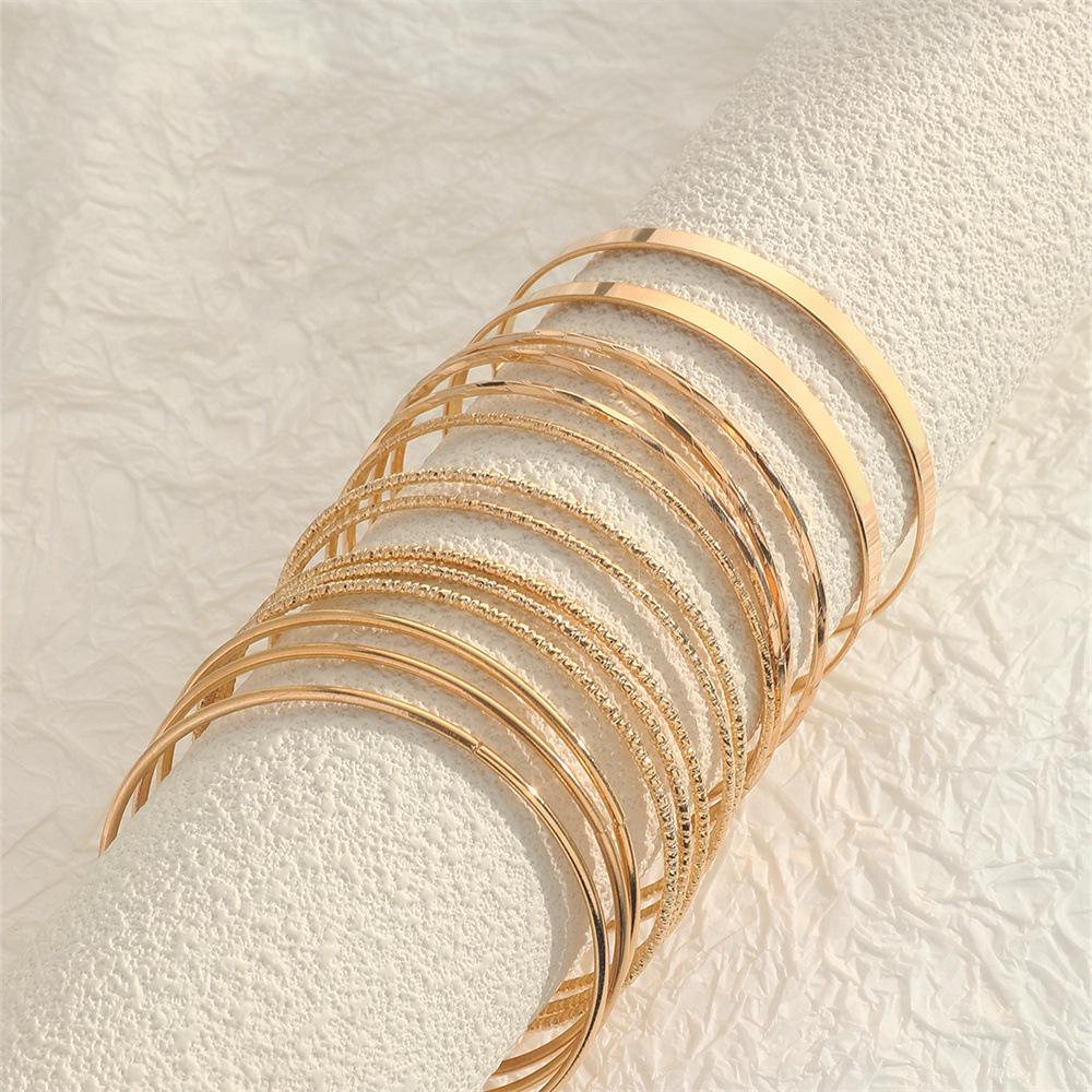 Ensemble de Bracelets Larges Rétro Européen-Américain Dorés - Exagéré, Brillant, Design Irrégulier, Collection Multi-Pièces.